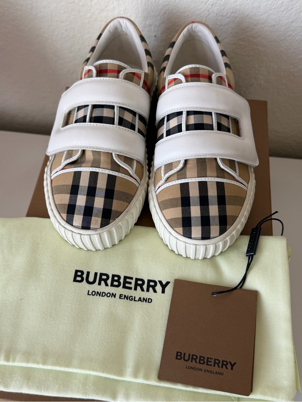 Burberry original Kids size 32 (13 toddler)